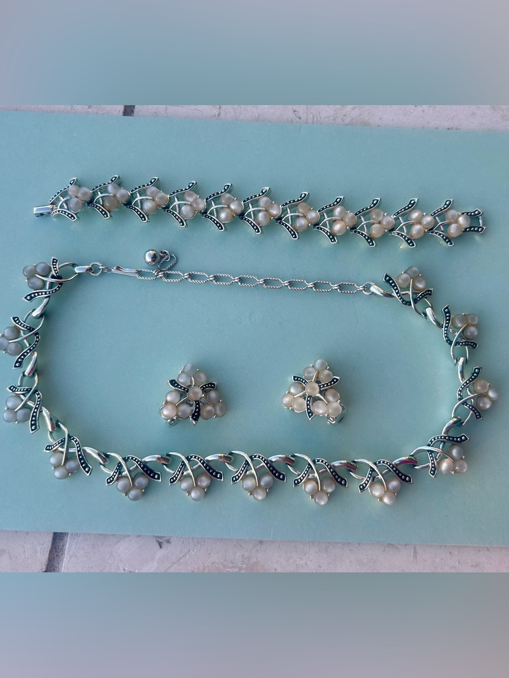 Beautiful KRAMER Faux Pearl & Silver-tone Necklace Bracelet & Earrings Set - Picture 3 of 11